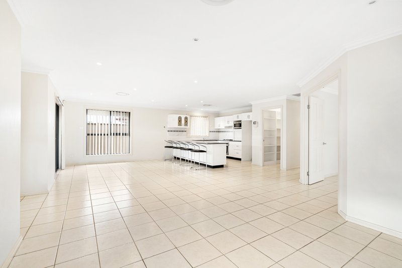 Photo - 1 Kelman Close, Edensor Park NSW 2176 - Image 4