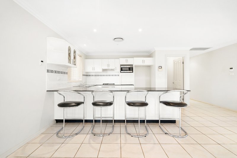 Photo - 1 Kelman Close, Edensor Park NSW 2176 - Image 5