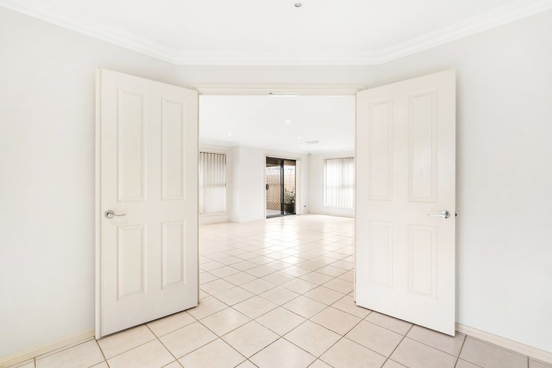 Photo - 1 Kelman Close, Edensor Park NSW 2176 - Image 6