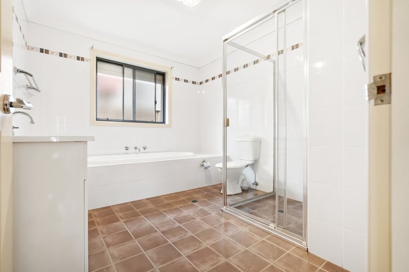 Photo - 1 Kelman Close, Edensor Park NSW 2176 - Image 10