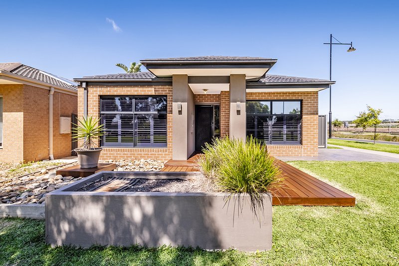 1 Kikuya Way, Cranbourne North VIC 3977