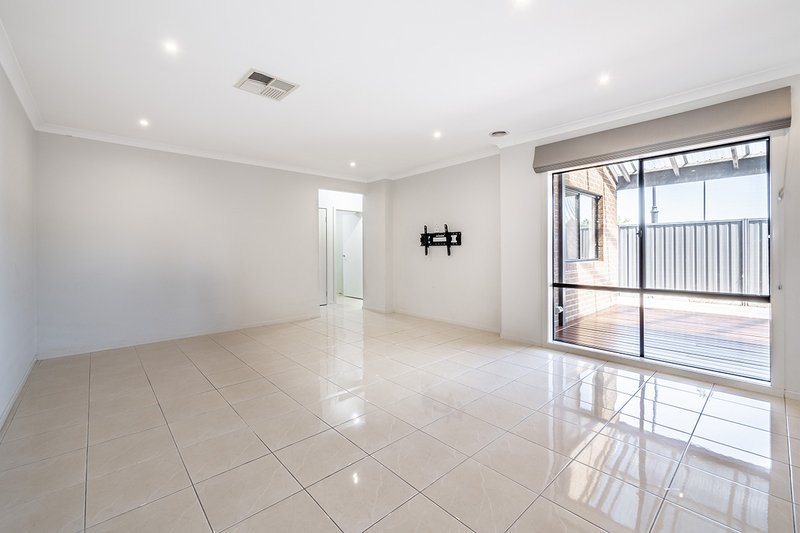 Photo - 1 Kikuya Way, Cranbourne North VIC 3977 - Image 4