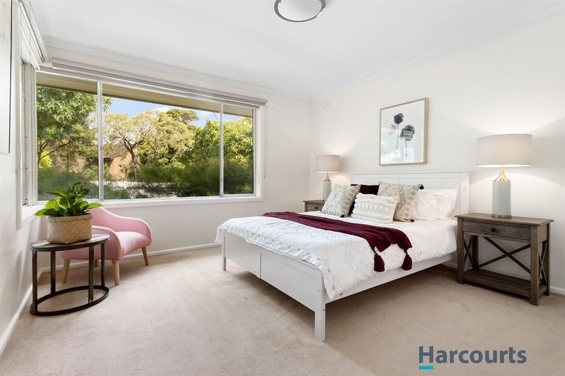 Photo - 1 Koonalda Avenue, Glen Waverley VIC 3150 - Image 9