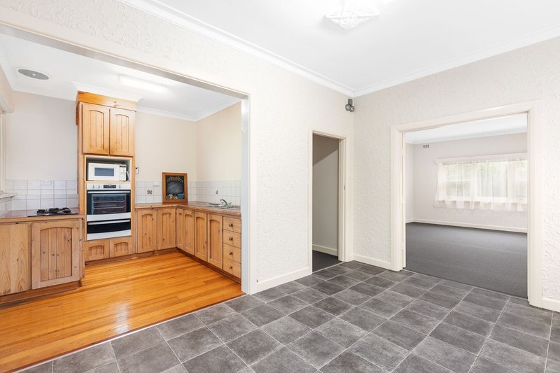 Photo - 1 Lake Terrace East , Mount Gambier SA 5290 - Image 4
