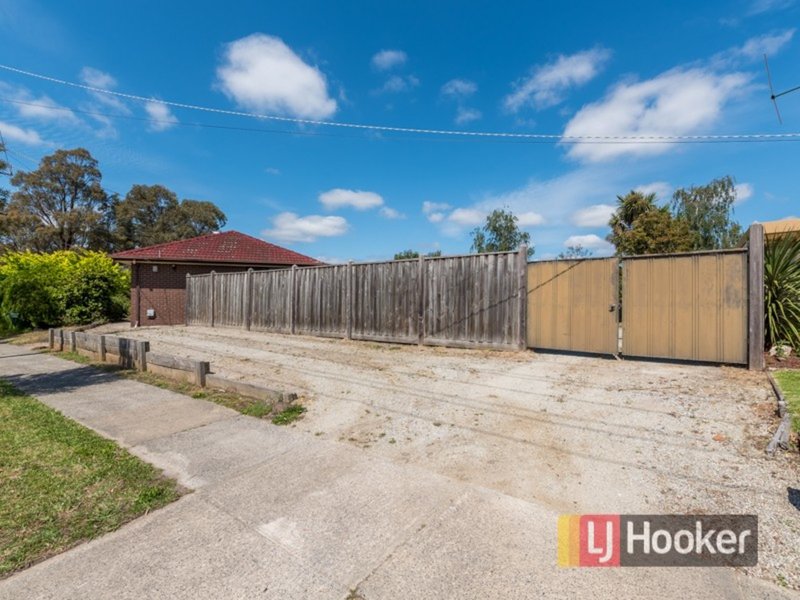 Photo - 1 Lamont Crescent, Cranbourne VIC 3977 - Image 2