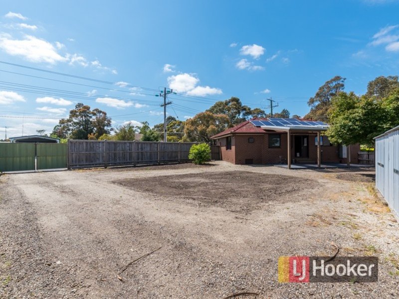 Photo - 1 Lamont Crescent, Cranbourne VIC 3977 - Image 4