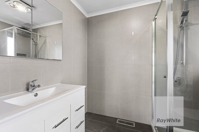 Photo - 1 Landy Close, Mill Park VIC 3082 - Image 3