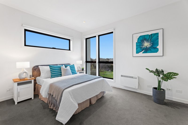 Photo - 1 Magnolia Walk, Burwood VIC 3125 - Image 5