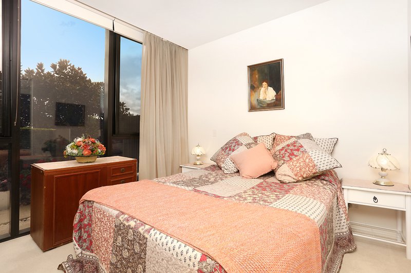 Photo - 1 Marina Drive, Benowa QLD 4217 - Image 11