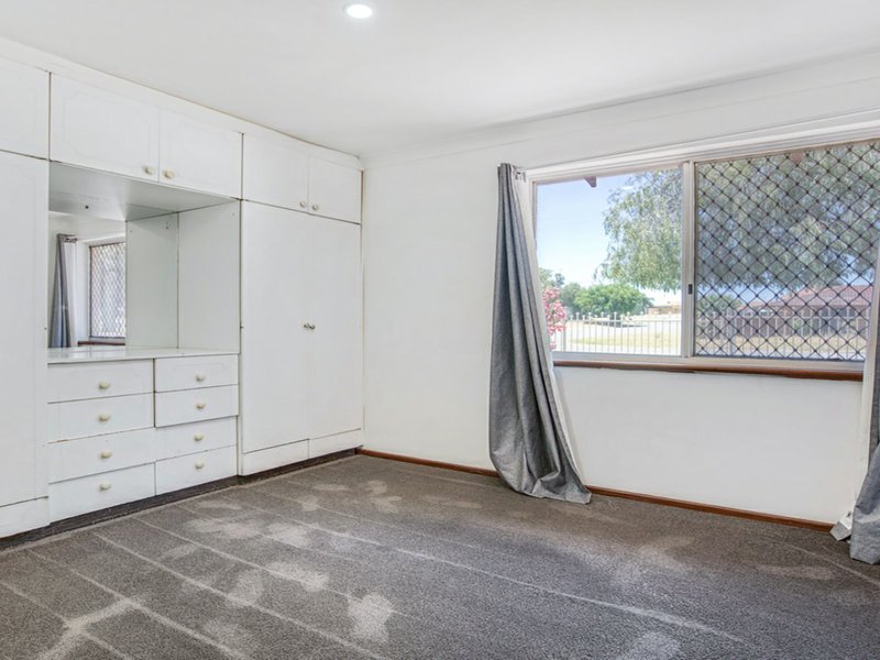 Photo - 1 Mcalister Place, Thornlie WA 6108 - Image 7