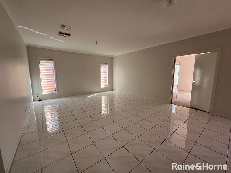 Photo - 1 Monckton Place, Caroline Springs VIC 3023 - Image 3