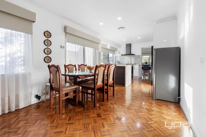 Photo - 1 Penghana Place, Kings Park VIC 3021 - Image 5