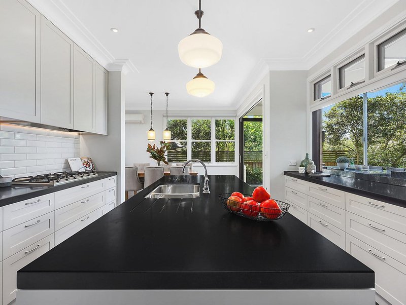 Photo - 1 Raeburn Avenue, Castlecrag NSW 2068 - Image 3