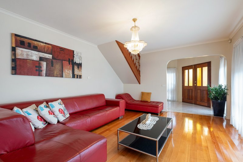 Photo - 1 Reading Close, Roxburgh Park VIC 3064 - Image 3