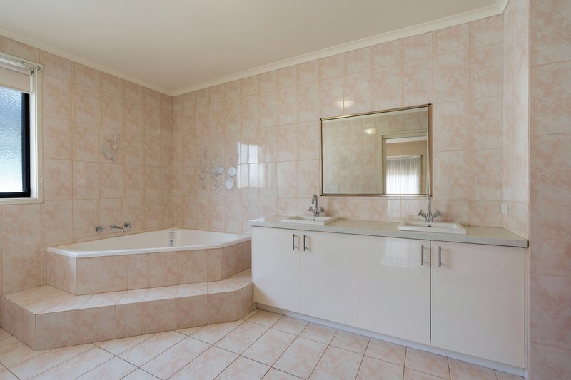 Photo - 1 Reading Close, Roxburgh Park VIC 3064 - Image 15