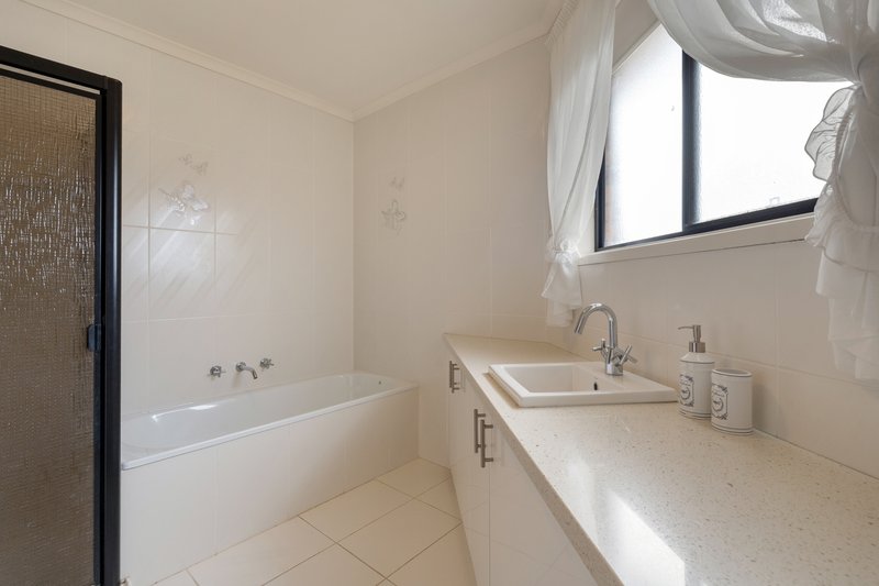 Photo - 1 Reading Close, Roxburgh Park VIC 3064 - Image 16