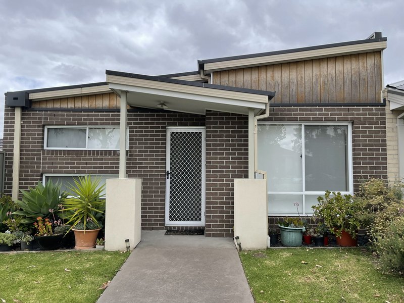 1 Renlik Circuit, Cranbourne North VIC 3977