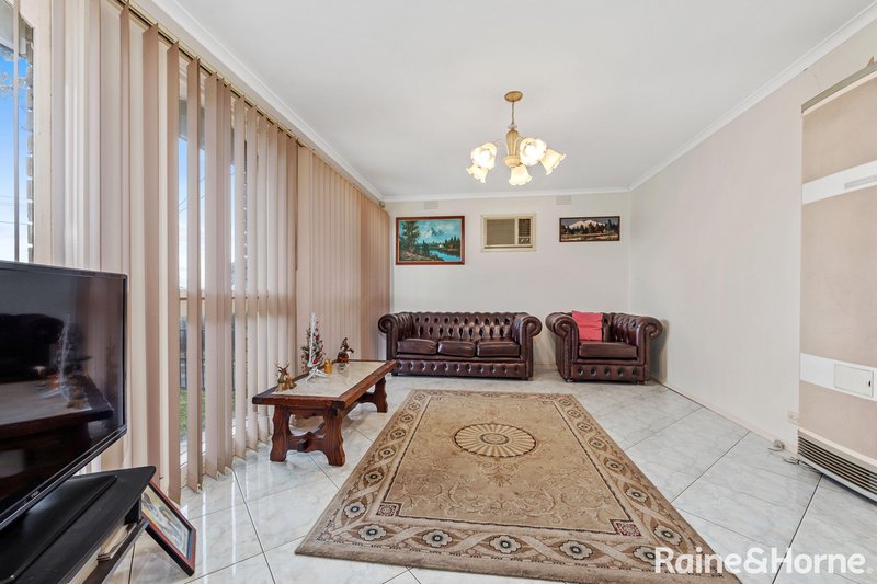 Photo - 1 Revell Crescent, St Albans VIC 3021 - Image 3