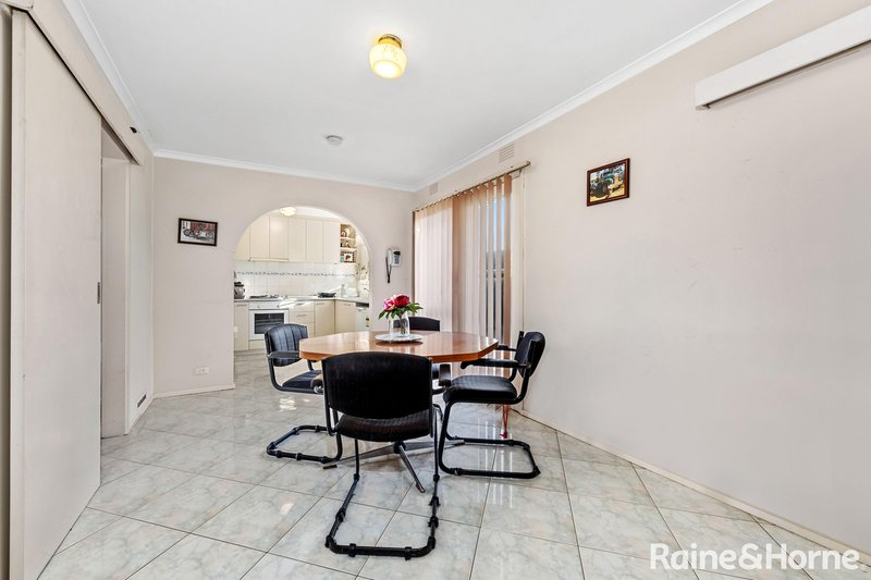 Photo - 1 Revell Crescent, St Albans VIC 3021 - Image 4