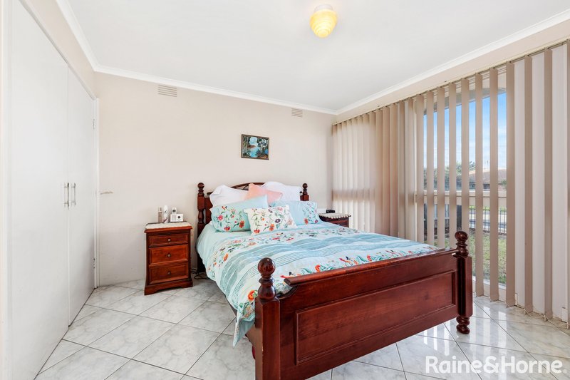 Photo - 1 Revell Crescent, St Albans VIC 3021 - Image 6