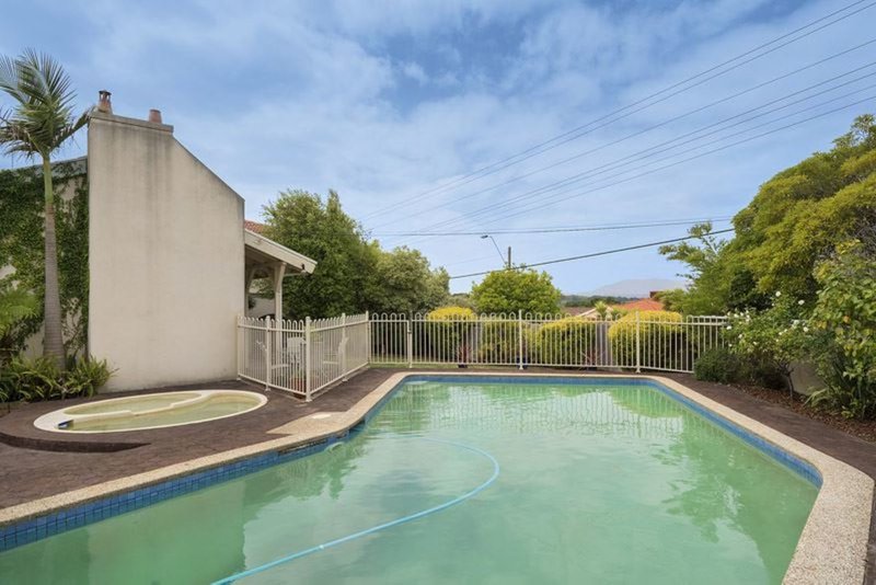 Photo - 1 Rhodes Drive, Glen Waverley VIC 3150 - Image 9