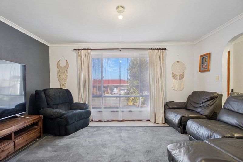 Photo - 1 Ryan Close, Noarlunga Downs SA 5168 - Image 2