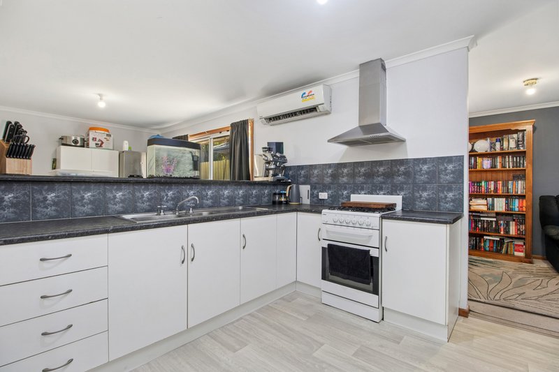 Photo - 1 Ryan Close, Noarlunga Downs SA 5168 - Image 6
