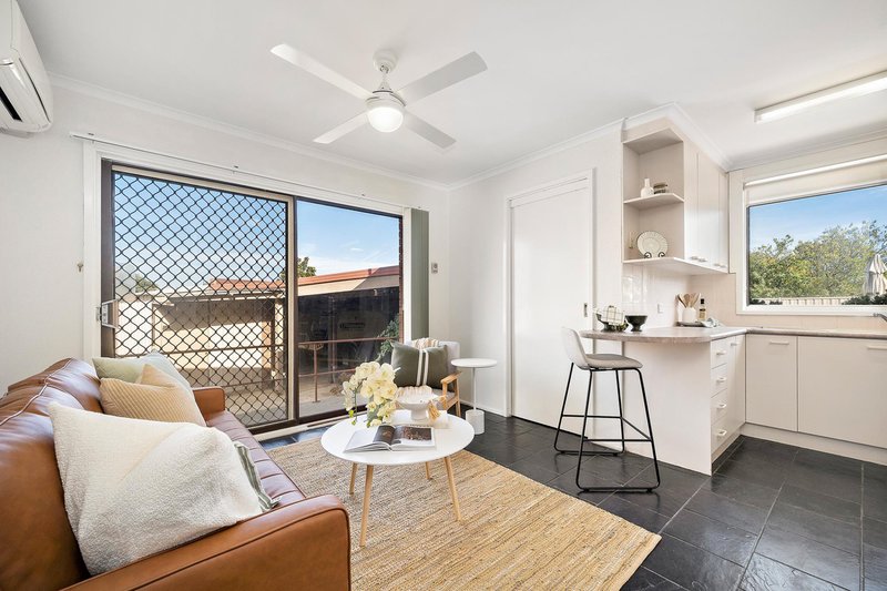 Photo - 1 Sadleir Place, Charnwood ACT 2615 - Image 4
