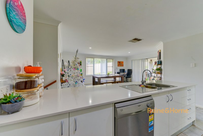 Photo - 1 Scarborough Close, Tamworth NSW 2340 - Image 3