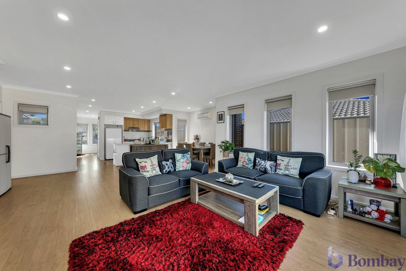 Photo - 1 Sedgefield Place, Craigieburn VIC 3064 - Image 3