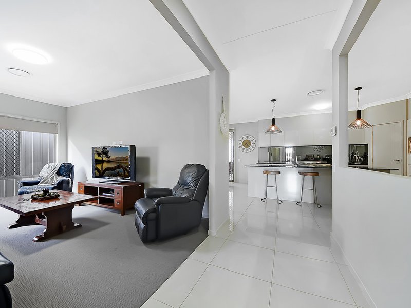 Photo - 1 St Helen Crescent, Warner QLD 4500 - Image 3