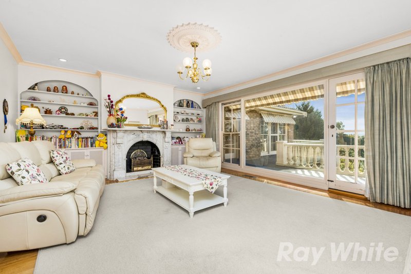 Photo - 1 Stirling Crescent, Glen Waverley VIC 3150 - Image 3