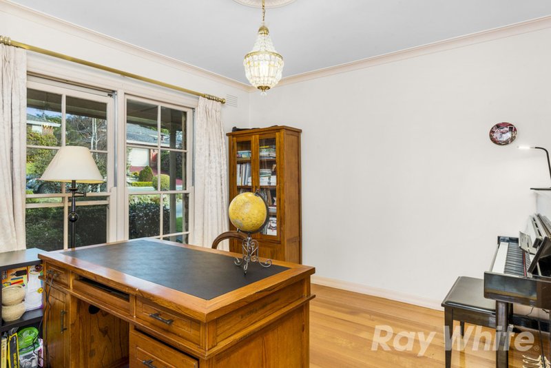 Photo - 1 Stirling Crescent, Glen Waverley VIC 3150 - Image 8