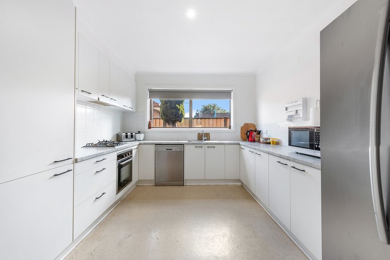 Photo - 1 Stratton Close, Kings Park VIC 3021 - Image 5