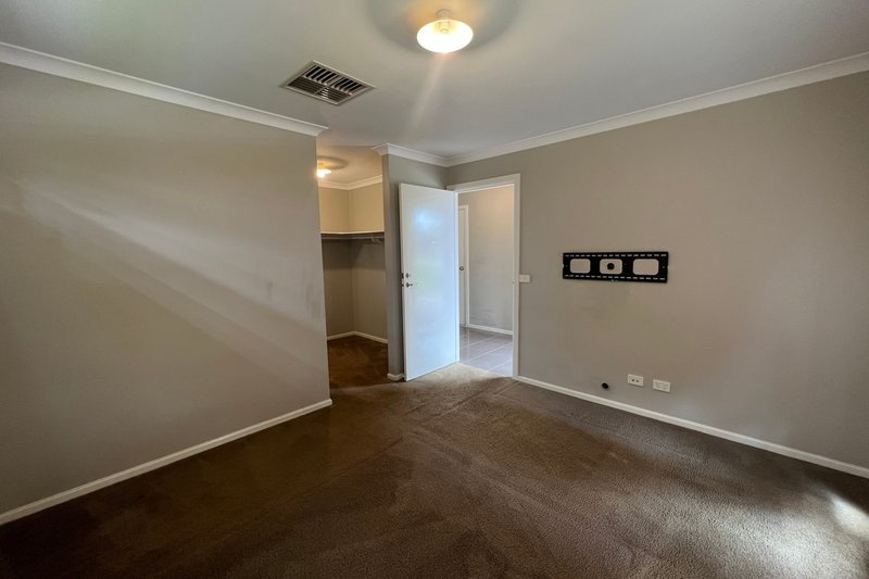 Photo - 1 Tattle Grove, Cranbourne East VIC 3977 - Image 5