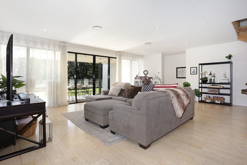 Photo - 1 The Boulevarde , Benowa QLD 4217 - Image 9