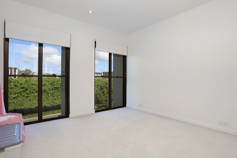 Photo - 1 The Boulevarde , Benowa QLD 4217 - Image 18