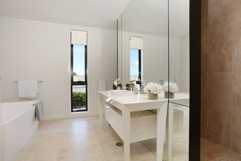 Photo - 1 The Boulevarde , Benowa QLD 4217 - Image 19