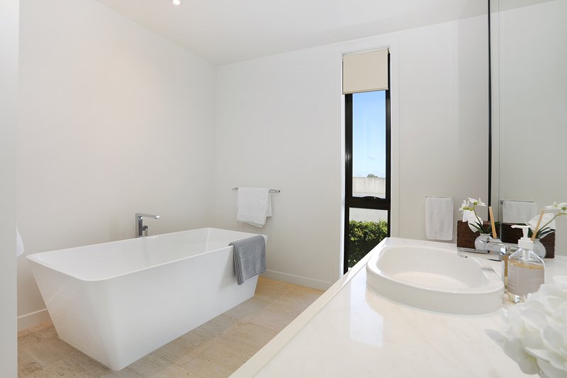 Photo - 1 The Boulevarde , Benowa QLD 4217 - Image 20