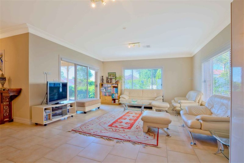 Photo - 1 William Thompson Way, Baulkham Hills NSW 2153 - Image 6