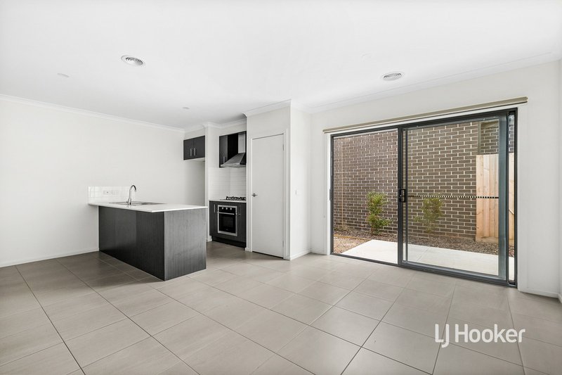 Photo - 1 Winscombe Road, Werribee VIC 3030 - Image 7