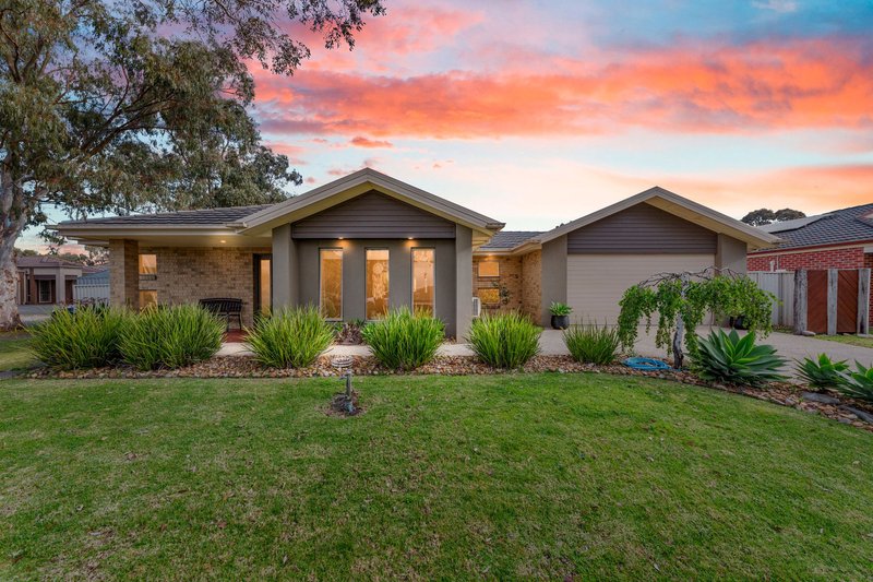 1 Wonboyn Close, Pakenham VIC 3810