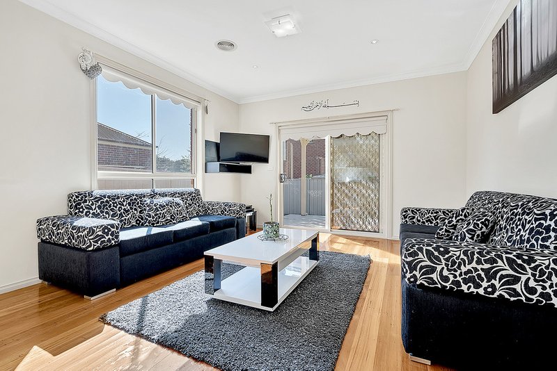 Photo - 1 Woodlea Crescent, Craigieburn VIC 3064 - Image 3