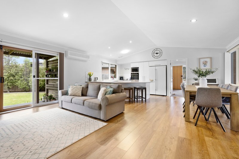 Photo - 10 Adam Close, Rowville VIC 3178 - Image 6
