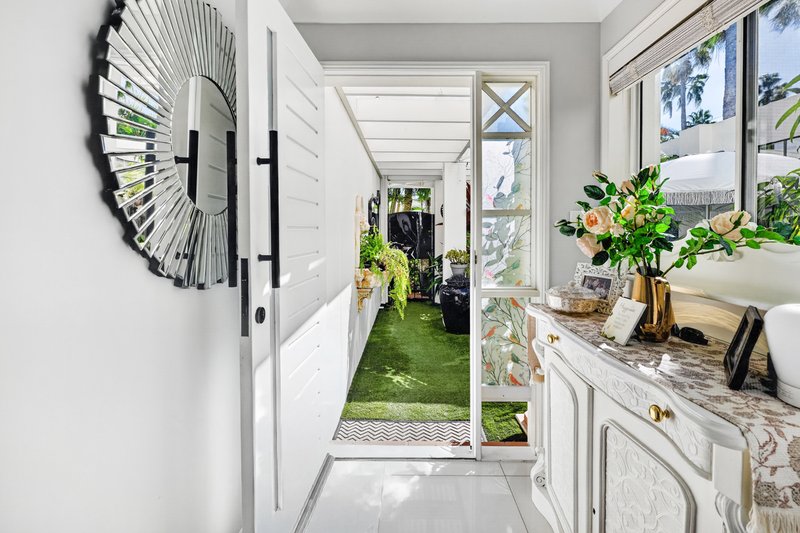 Photo - 10 Aegean/100 Cotlew Street East , Southport QLD 4215 - Image 2