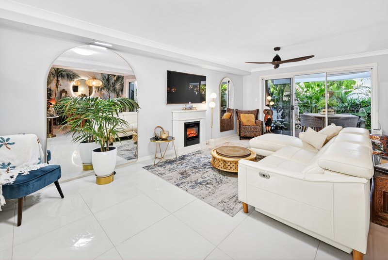 Photo - 10 Aegean/100 Cotlew Street East , Southport QLD 4215 - Image 4