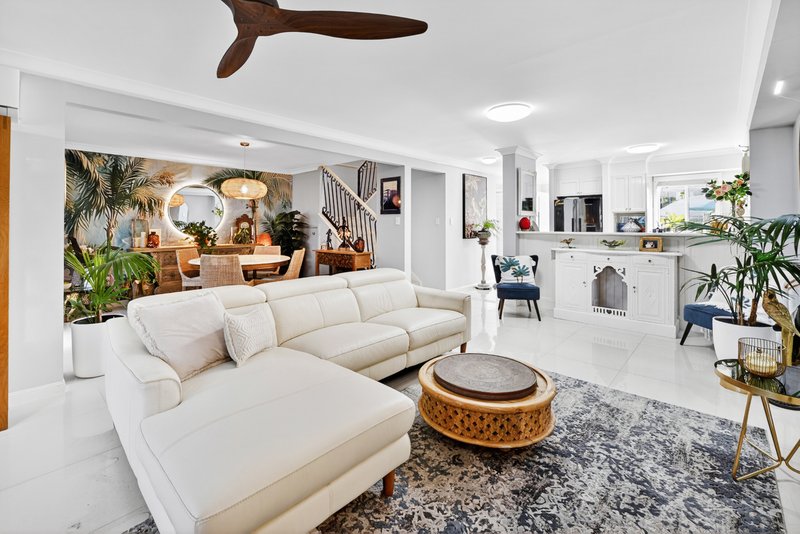 Photo - 10 Aegean/100 Cotlew Street East , Southport QLD 4215 - Image 5