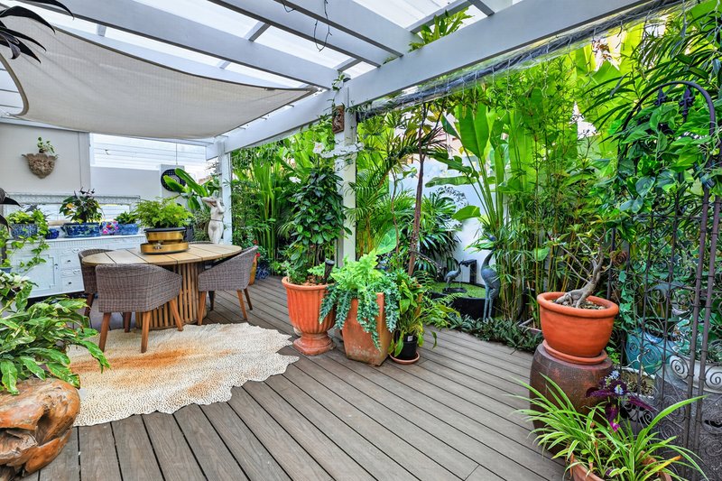 Photo - 10 Aegean/100 Cotlew Street East , Southport QLD 4215 - Image 10