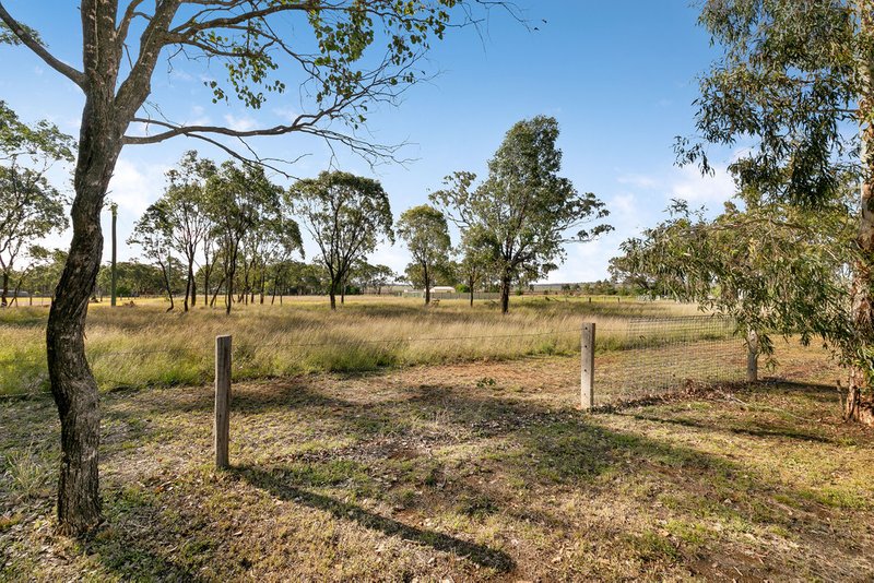 Photo - 10 Allora Street, Hendon QLD 4362 - Image 11