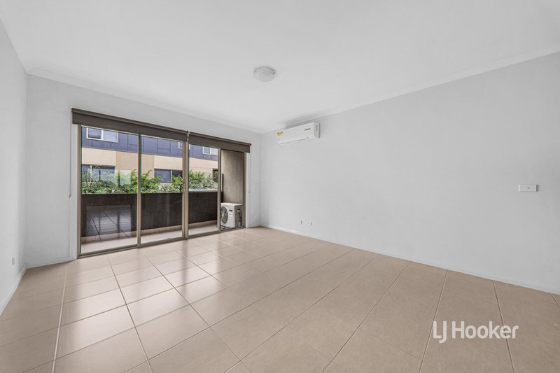 Photo - 10 Annecy Lane, Pakenham VIC 3810 - Image 5